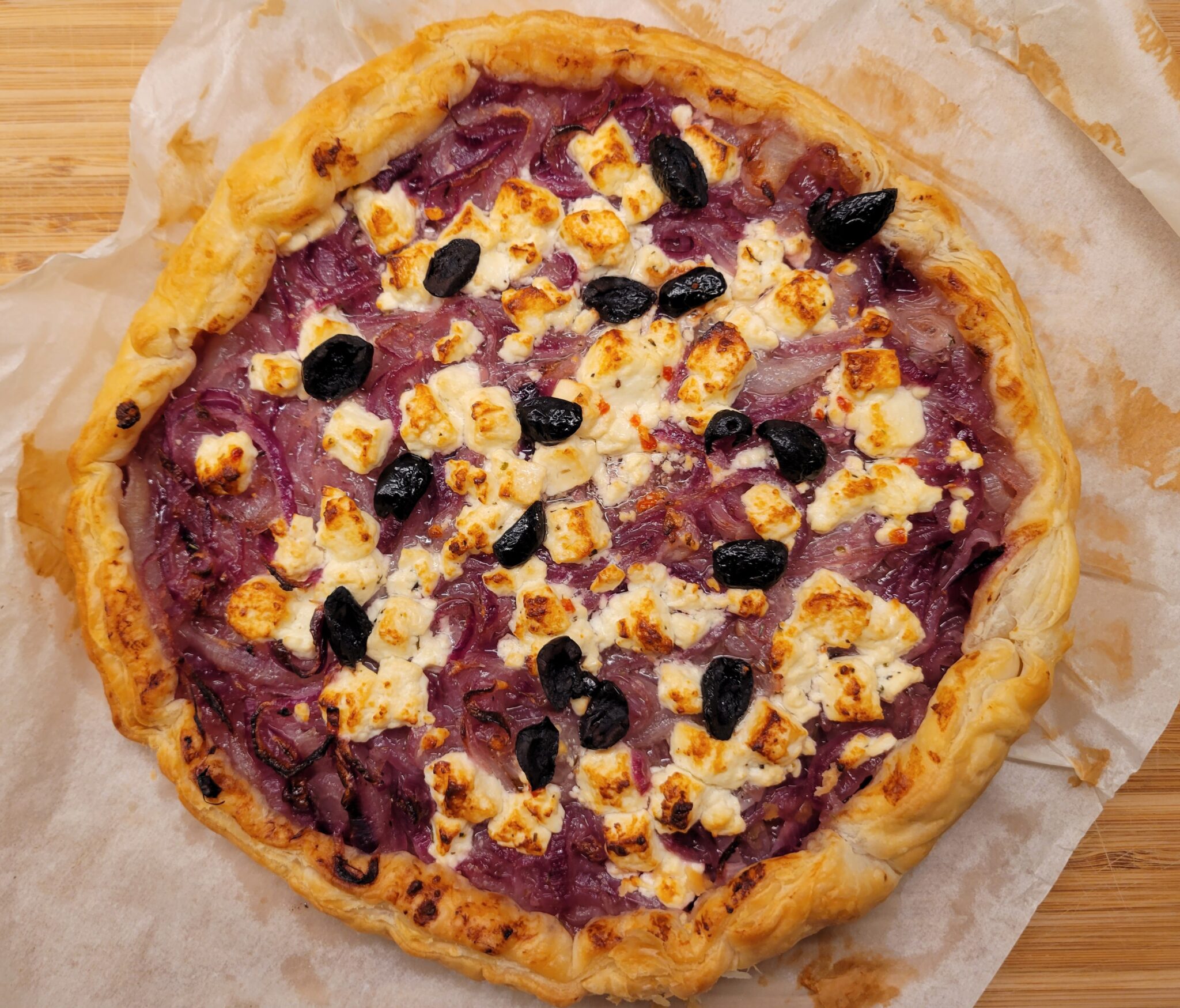 Tarte oignons rouges et feta | Papilles à l'affût